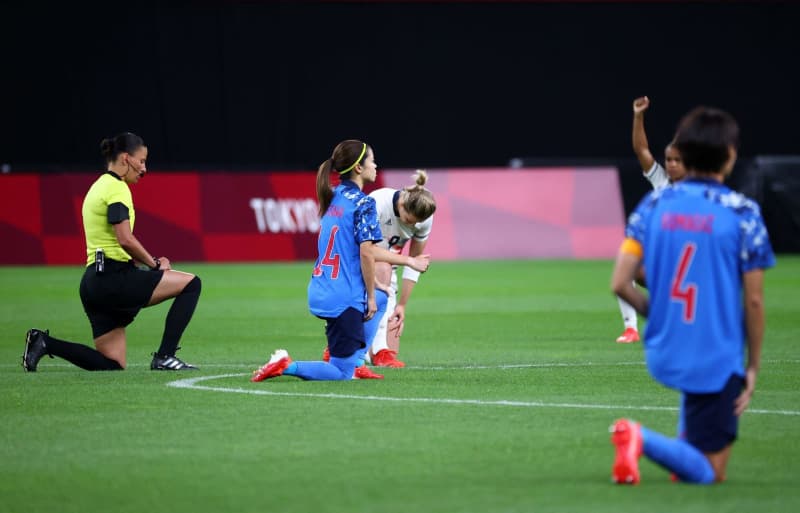 サッカー 日本と英国が膝つき 女子 全員が試合開始前に 共同通信