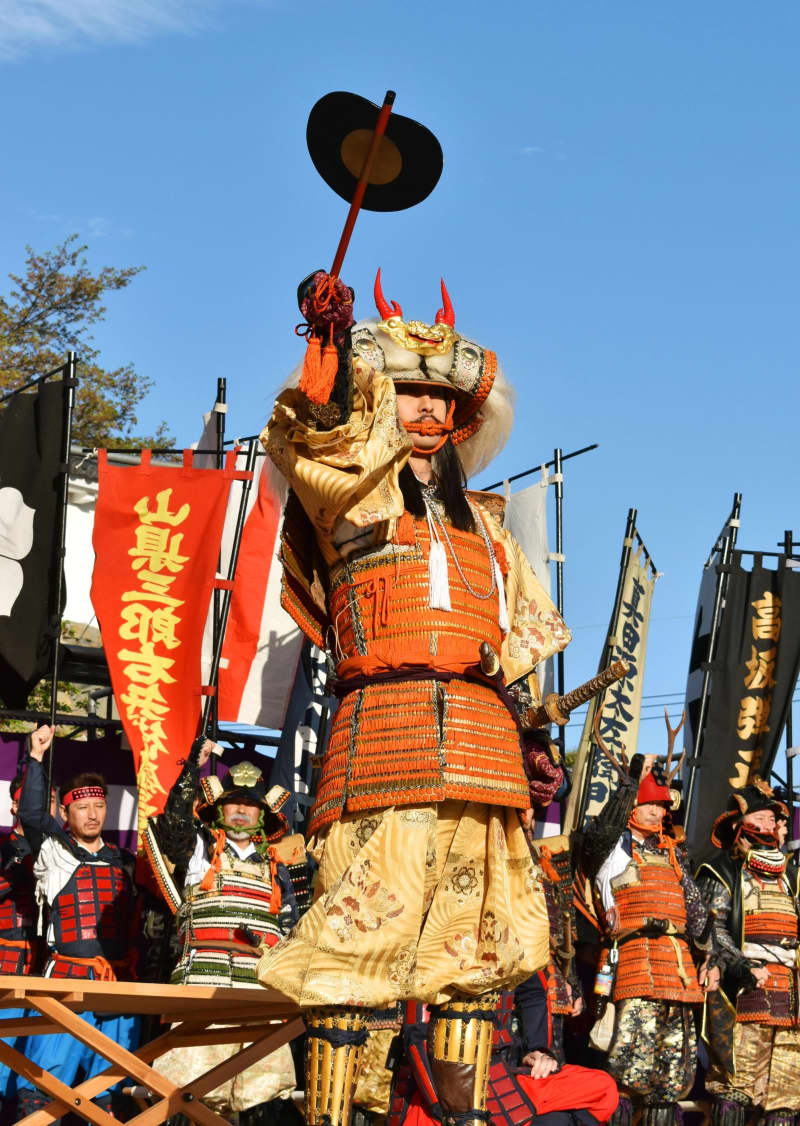 甲府で 信玄公祭り よろい姿の1500人行進 共同通信