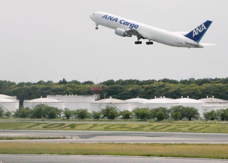 成田空港滑走路に五輪文字 Tokyo 共同通信