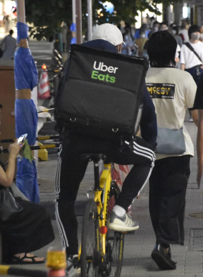 ウーバー、留学生の登録停止 配達員、資格確認が困難 ｜ 共同通信