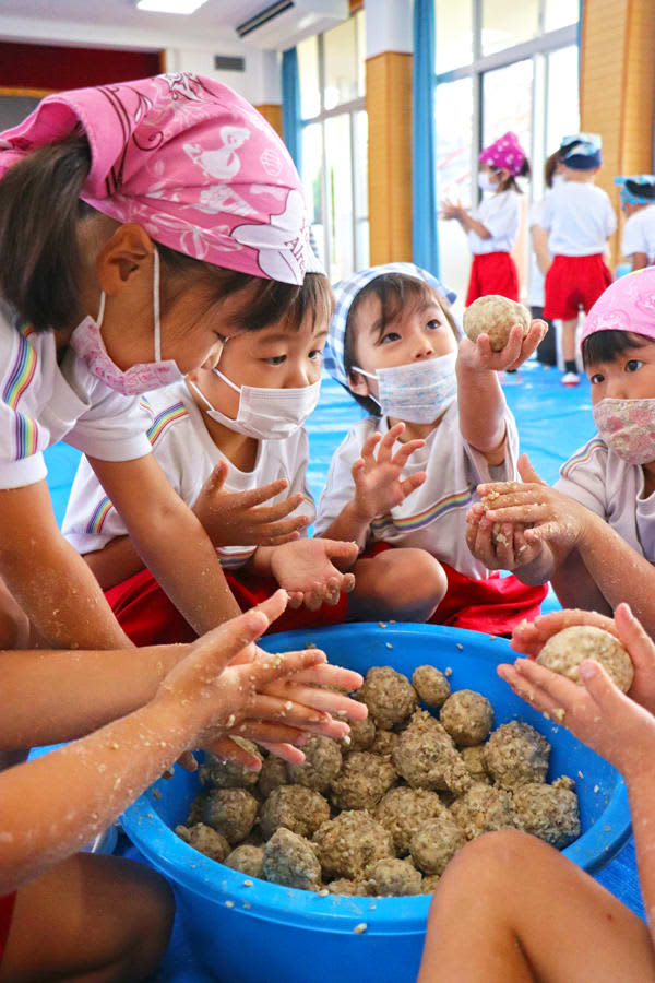 いい匂い 年中児がみそ作りに挑戦 佐世保 花高幼稚園 長崎新聞 21 10 15 12 30 公開