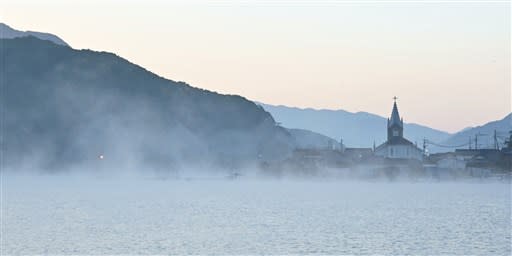 霧に浮かぶ海辺の教会 天草市 崎津集落で 気嵐 熊本日日新聞