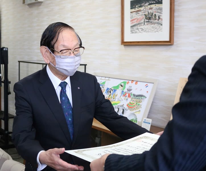 べっ甲工芸品を長崎市へ 貴重な茶棚と鳥籠を「江崎べっ甲店」が寄贈