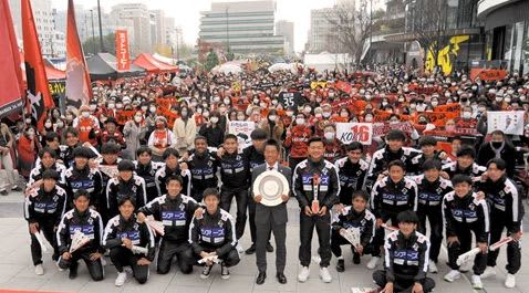 サポーター歓喜 ｊ２も一緒に戦うぞ ロアッソ熊本が優勝報告会 熊本日日新聞