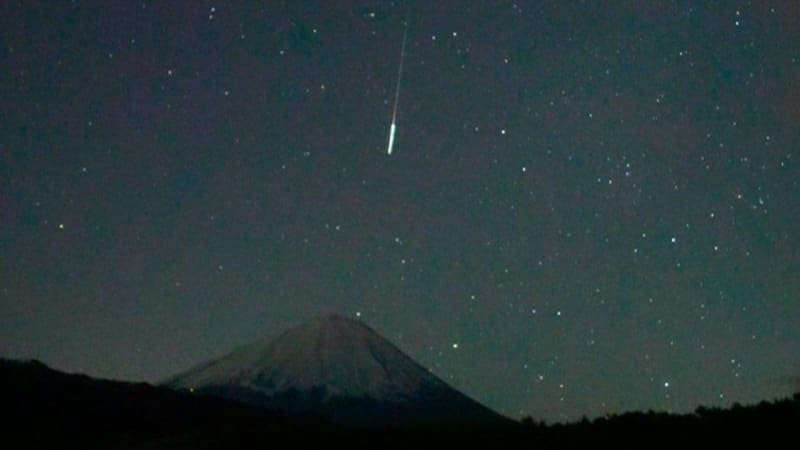 富士山に降り注ぐ ふたご座流星群 星の色まで伝えたい 報道カメラマンの撮影記録 動画と写真集 Portalfield News