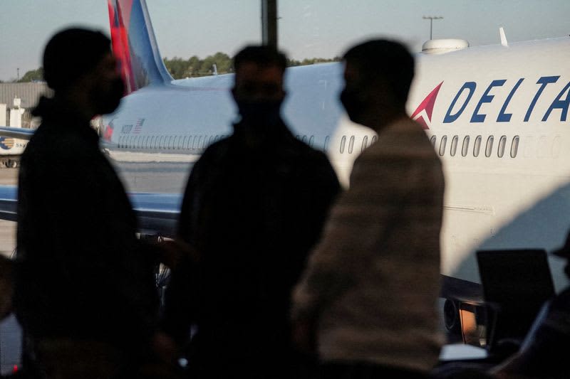 U.S. airlines scrap hundreds of Christmas Day flights due to Omicron 4 origin 1