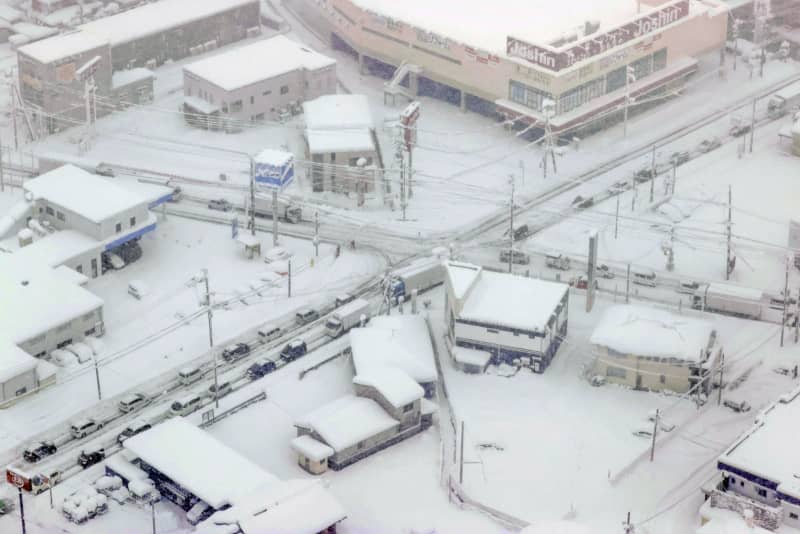 大雪で 近畿や山陰の交通混乱 滋賀 彦根で車2キロ超立ち往生 共同通信