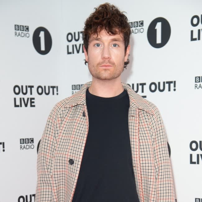 バスティルのダン スミス 映像製作をスタート Portalfield News