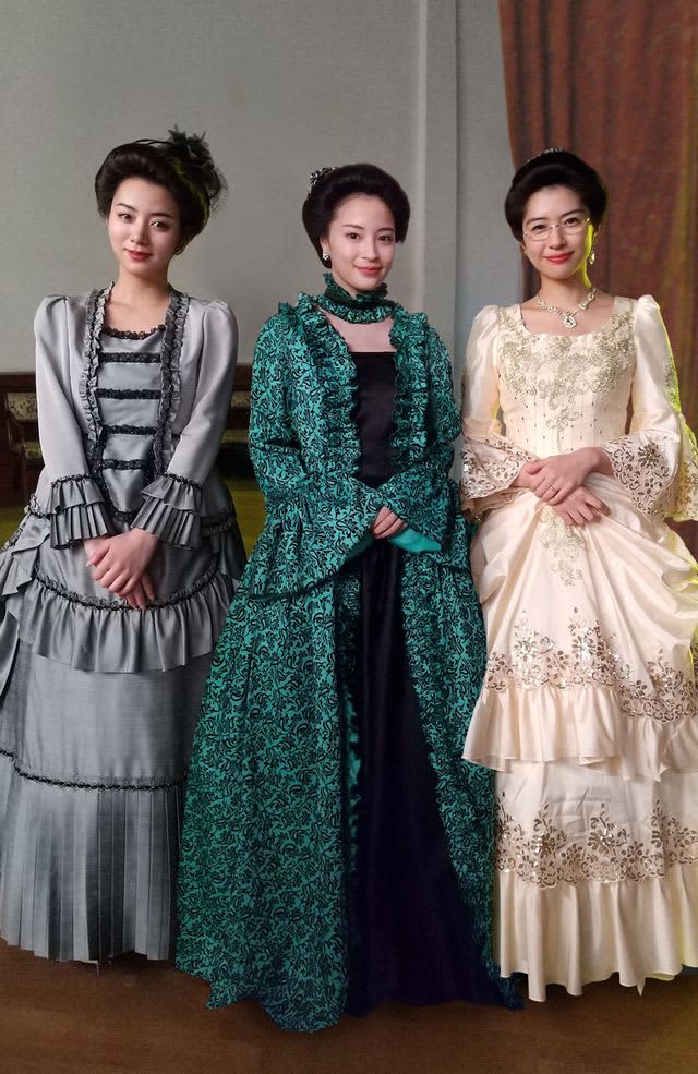 Elaiza Ikeda Yui Sakuma In The Sp Drama Tsuda Umeko Starring Suzu Hirose Gorgeous Dresses Also Released Portalfield News