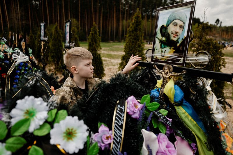 Civilians evacuated from Ukraine's Mariupol; U.S. Speaker Pelosi visits Kyiv 14 origin 1