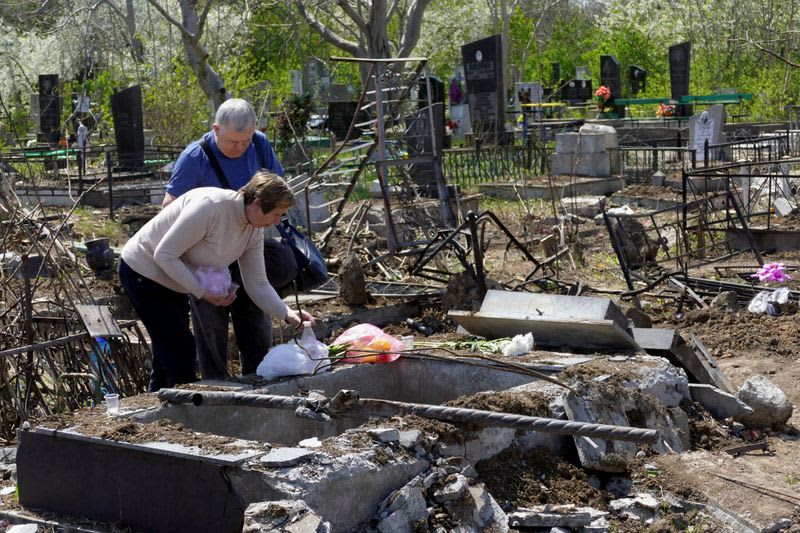Civilians evacuated from Ukraine's Mariupol; U.S. Speaker Pelosi visits Kyiv 16 origin 1