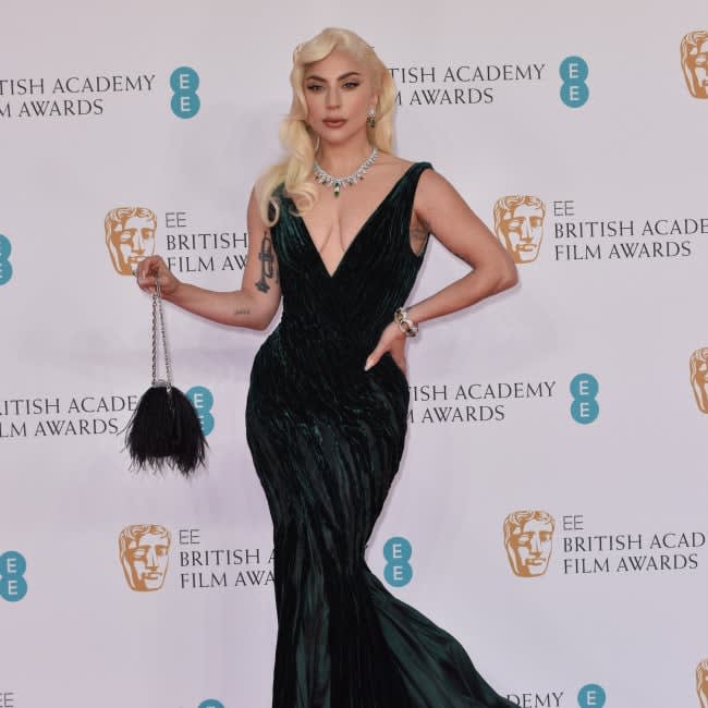 Lady Gaga: Makeup is not good for your skin 2 origin 1