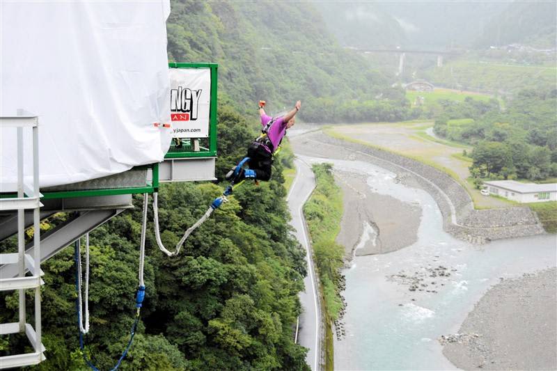 高さ66メートルから絶叫ダイブ 熊本県五木村でバンジージャンプ ２年ぶり再開 熊本日日新聞