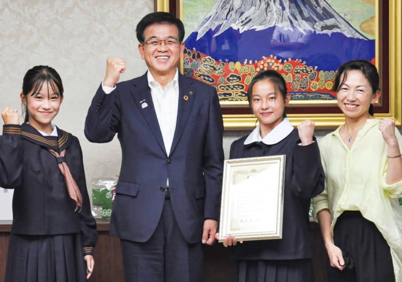 Makana Furukawa and Mizuki Yokoyama participate in East Japan tournament gold in dance Report to Mayor Hadano Hadano City