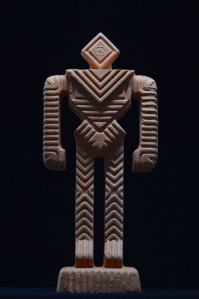 縄文時代に「人型ロボット」が存在した？　「豆腐のパック」使って作った人形がガチの「遺物」にしか…