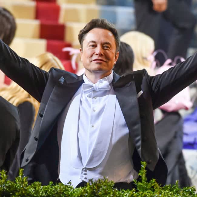 Elon Musk 'formally announces he will be Twitter…