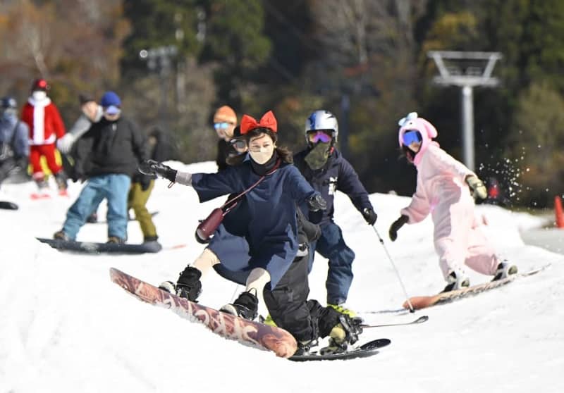 西日本最速オープン、岐阜・郡上のスキー場で冬季〝初滑り〟　コスプレボーダーも