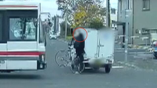 バスの後ろから突然、自転車が…ドライブレコーダーが捉えた事故の瞬間　対向車の死角に注意