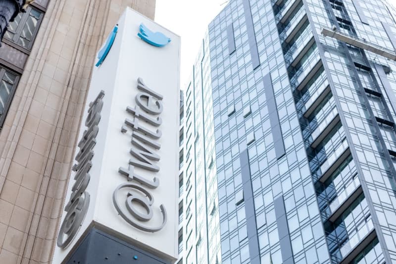Twitter licencie “environ 50%” de ses employés …