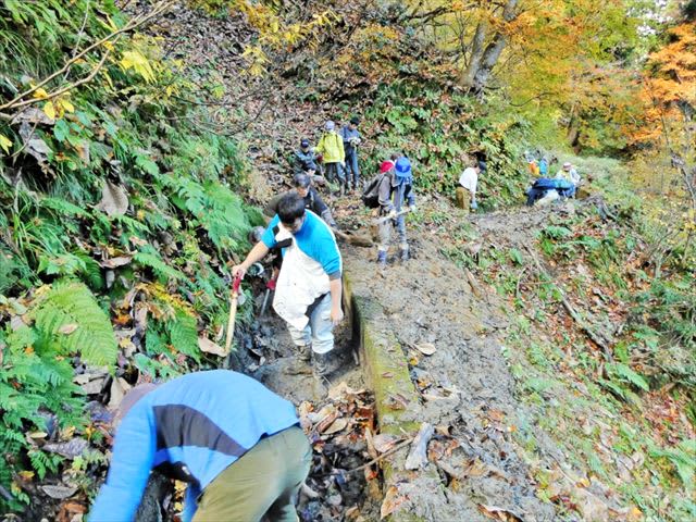 首都圏などからボランティア30人参加し、水路の復旧始まる　福島県喜多方市の本木上堰
