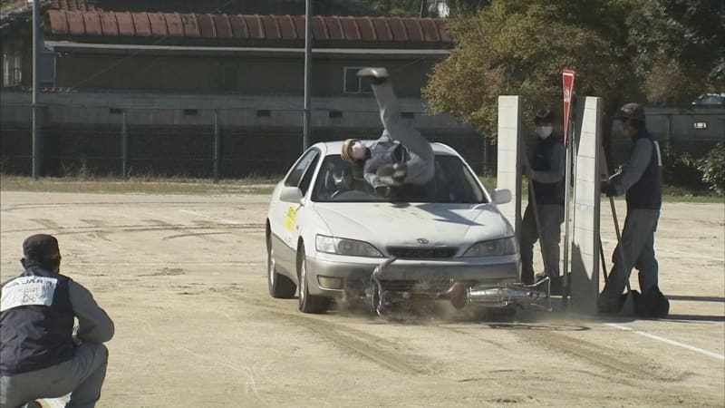 自転車による交通事故　スタントマンが再現