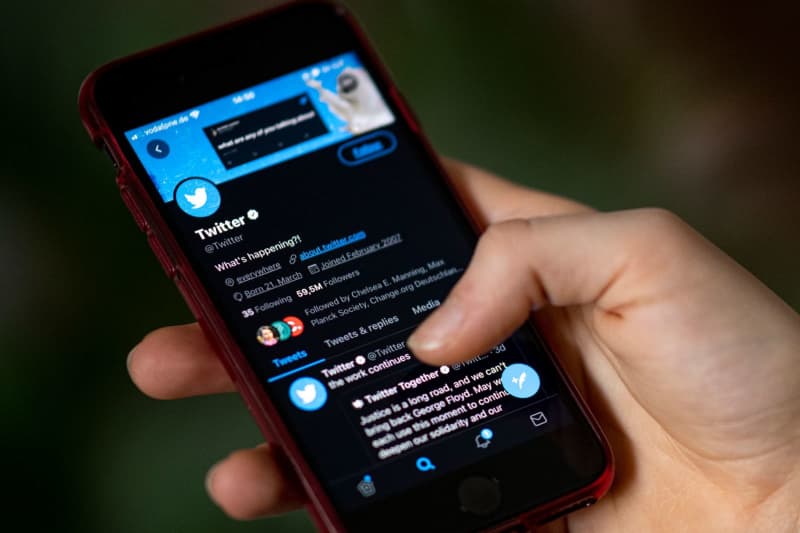Twitter will ban verified accounts impersonatin…