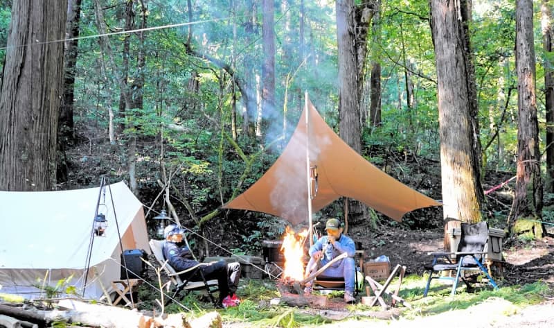 文殊山の自然を生かしキャンプ場オープン　福井市の登山口近く、樹木に囲まれた非日常的空間