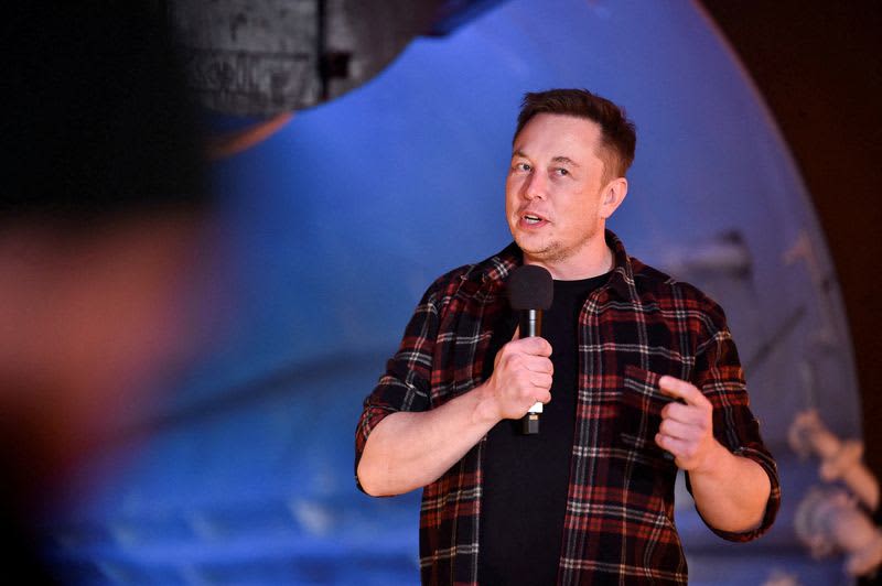 Amid Twitter turmoil, Musk takes stand in $56 b…
