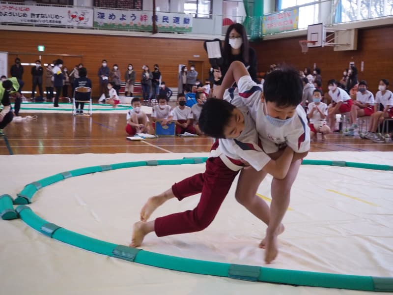 国府小相撲大会　伝統〝復活〟児童ら取組　感染防止 ２学年ごとに実施