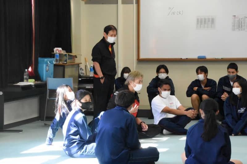 演劇で自己表現力向上　文学座・西川信廣さんらが高校生を指導