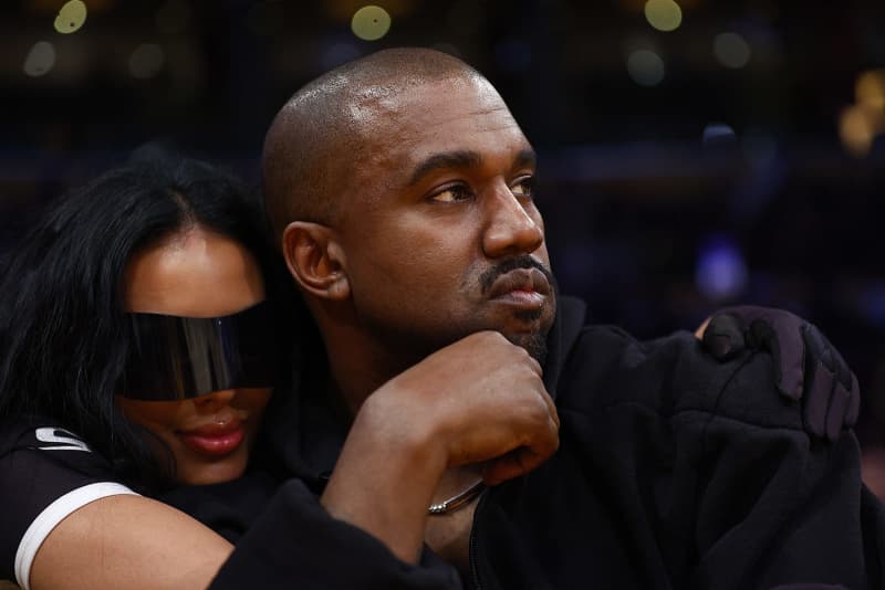 Kanye West returns to Twitter following anti-Se…