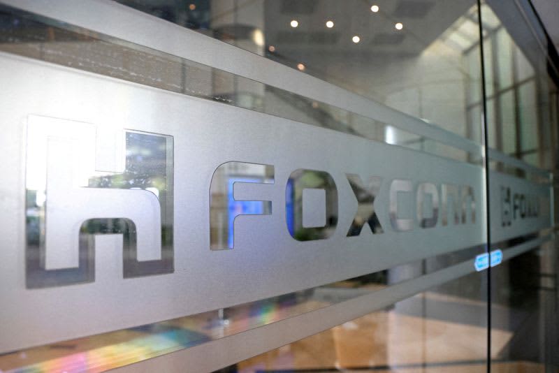Apple supplier Foxconn apologises for hiring bl…