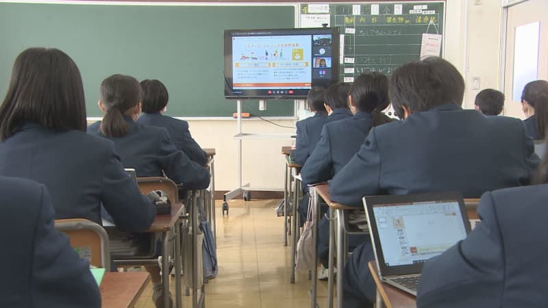 Junior high school students learn about work from companies online / Saitama Prefecture