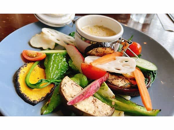 A few minutes walk from Minami-Kagoshima Station, "Tokunaga Shokudo" is popular for its colorful fresh vegetables and delicious dishes!