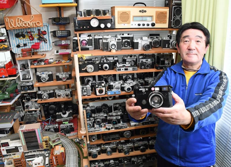 カメラ名機ずらり　実は模型　佐藤さん（青森市）、5年で122台制作