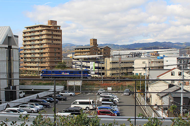 大阪 高槻の太陽ファルマテック「T-LINKS」は鉄道ビューつき最新アリーナ＆福利厚生施設だっ…