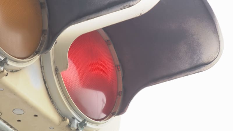 「信号が赤だと気づかず…」自転車の高齢男性はねた疑いで64歳の男逮捕
