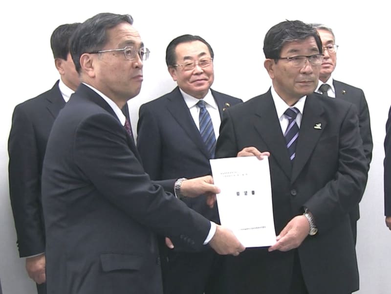 Handing over requests to the governor of Gifu Prefecture, mayors of cities and towns along the line, and the president of JR Tokai to strengthen safety and environmental measures for maglev construction