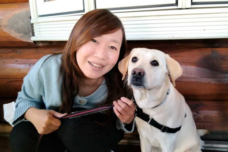 Volunteer taking care of a puppy who is a candidate for a guide dog Days teaching "bye-bye" to the approaching farewell
