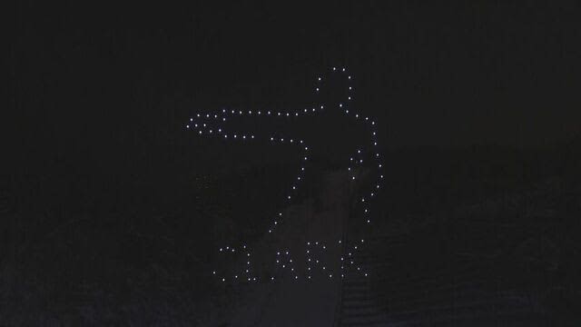 150個のドローンと花火の競演　冬の夜空を彩る　札幌・大倉山ジャンプ競技場