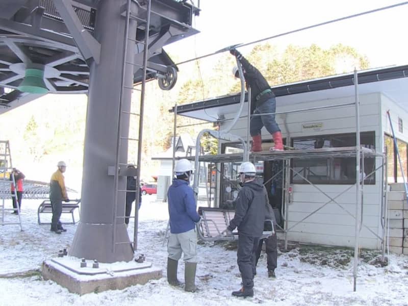 岐阜・高山市の飛騨高山スキー場でリフト取り付け　今月２４日オープン予定