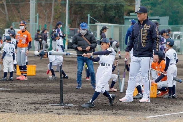 頓宮捕手と福島投手 プロの技伝授　古里・備前で少年野球教室