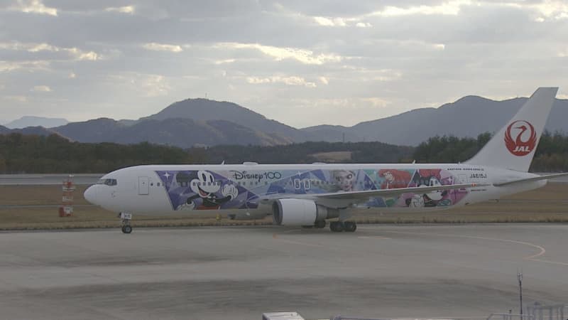 【速報】JAL「ディズニー創立100周年」特別塗装機 運航開始　初便が広島に到着　エルサやウッ…
