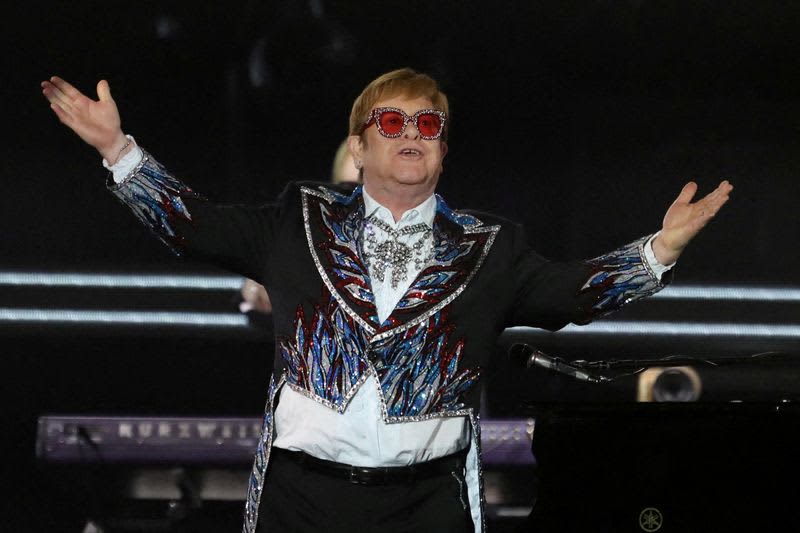 Elton John quits Twitter