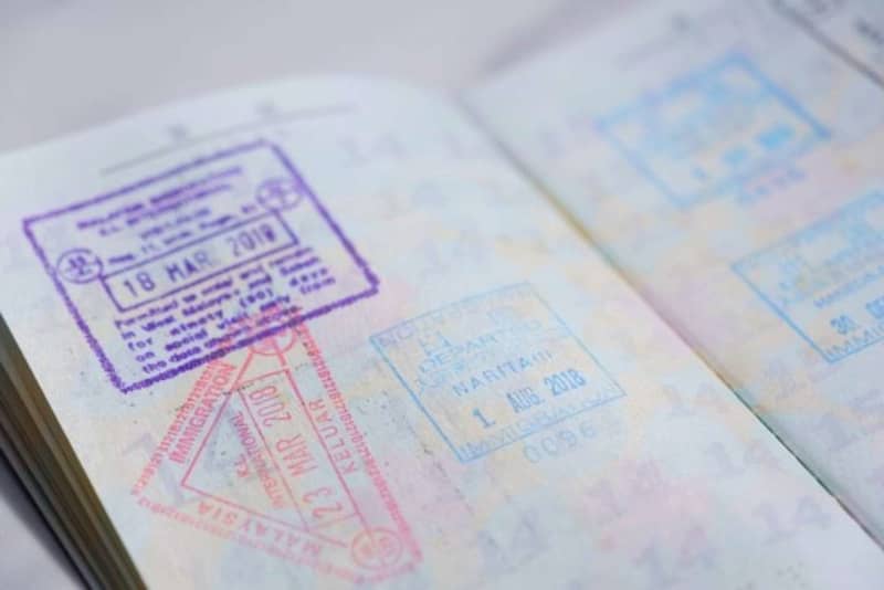 「タイの空港で突然、入国管理官に囲まれた私。何も悪いことはしてないのに、パスポートを見せた途端…