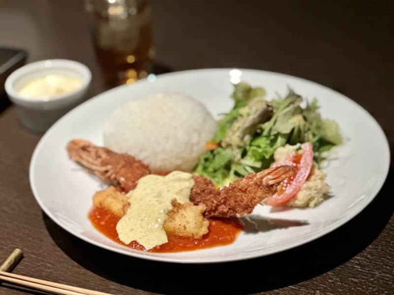 Carol Branch | Weekly lunch and sweets to enjoy in the atmosphere of an adult chic bar in front of Arai Sekisho