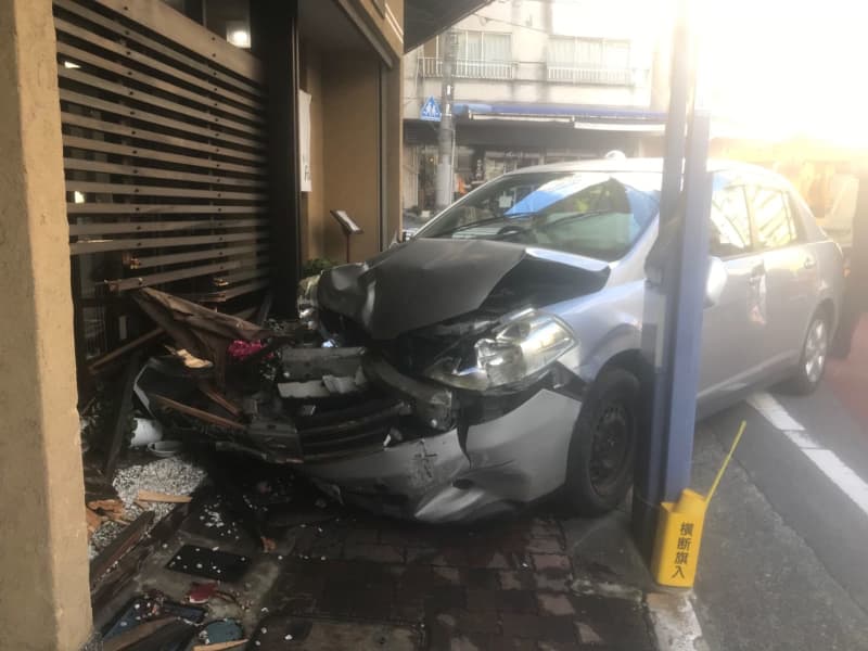 ⚡ ｜ [Breaking news] Car runaway or two rear-end collisions, sudden departure and crash into a store Pattern of injuries to 2 people = Shizuoka / Atami City