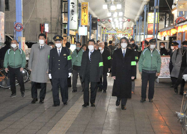 知事ら四日市の繁華街を視察　年末・年始特別警戒　三重