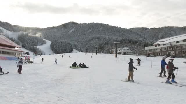 初日はリフト無料…富山市・あわすのスキー場がオープン 多くの人で賑わい9時時点で300台の駐車場満車
