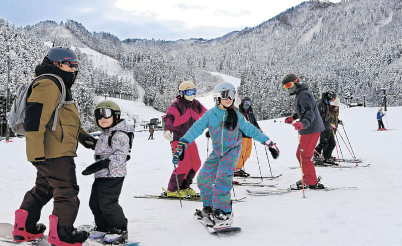 白銀ゲレンデ、待望の初滑り　あわすのスキー場　富山県内トップ切りオープン